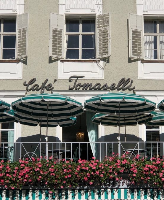 Zwei Leuchttürme der Salzburger Kultur – Zu Besuch im Café Tomaselli und Salzburg Museum