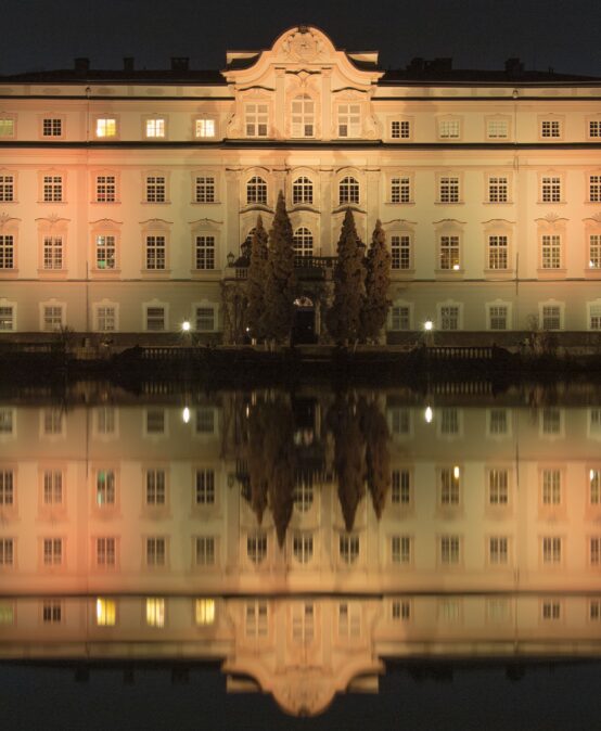10 Jahre GeoComPass SALZBURG: Schloss Leopoldskron öffnet seine Pforten: Ein gemeinsamer Abend im Marmorsaal bei feinem österreichischen Buffet